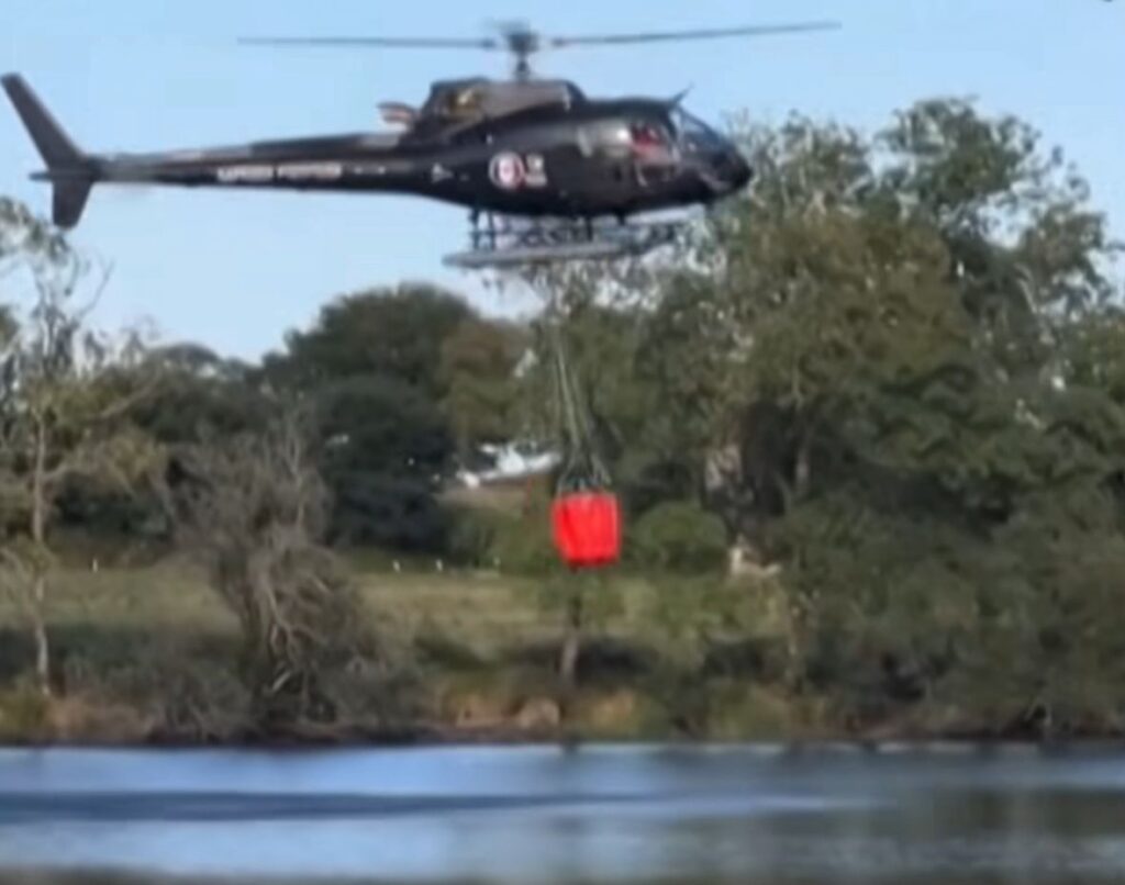 Helicóptero de combate a incêndio cai em lago na França e tripulação sobrevive; Veja vídeo