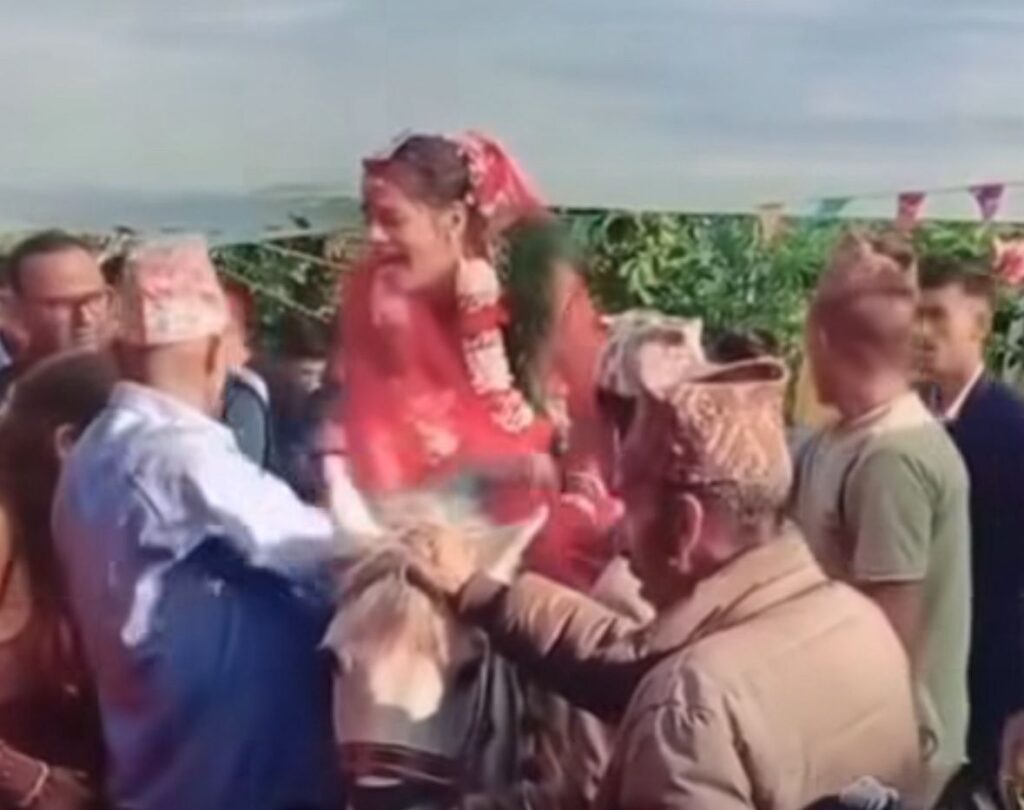 Entregue a um idoso: adolescente vive drama de casamento forçado na Índia; Veja vídeo