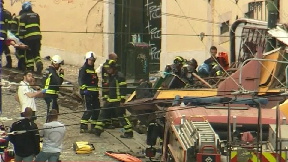 Luto em Portugal: Bondinho histórico de Lisboa descarrila e mata 15 pessoas em acidente devastador; Veja vídeo