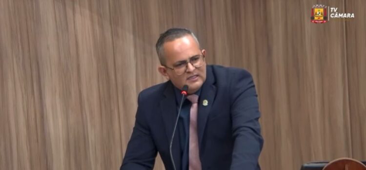 Vereador Sardinha nega traição após tumulto em gabinete da Câmara de Várzea Grande; Veja vídeo