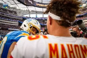 Justin Herbert se arrisca no futebol em visita ao Corinthians antes de duelo contra os Chiefs; Veja vídeo