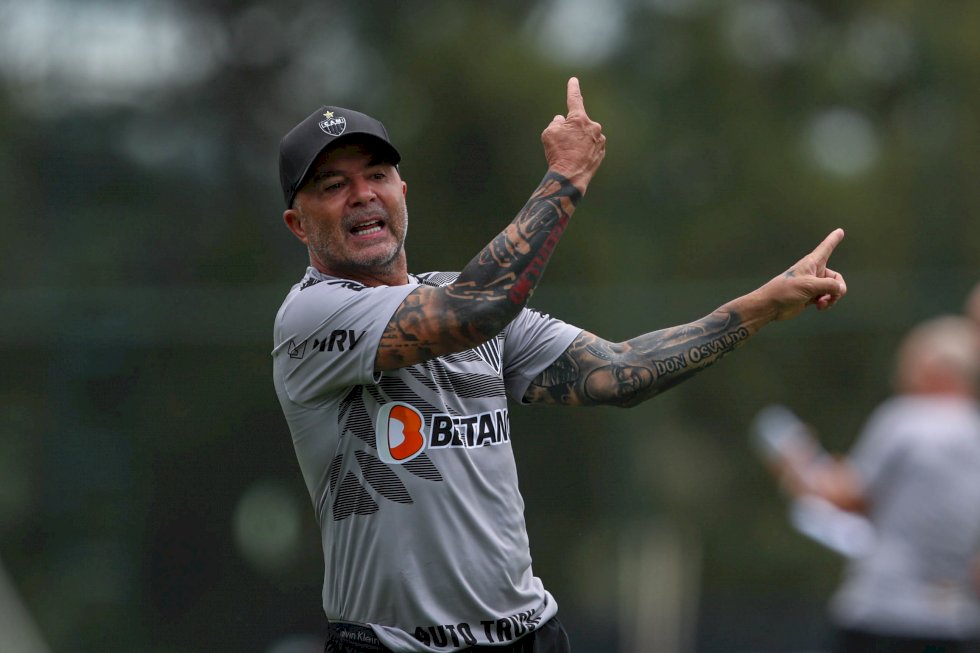 Sampaoli comanda primeiro treino em retorno ao Atlético e já projeta clássico contra o Cruzeiro; Veja vídeo
