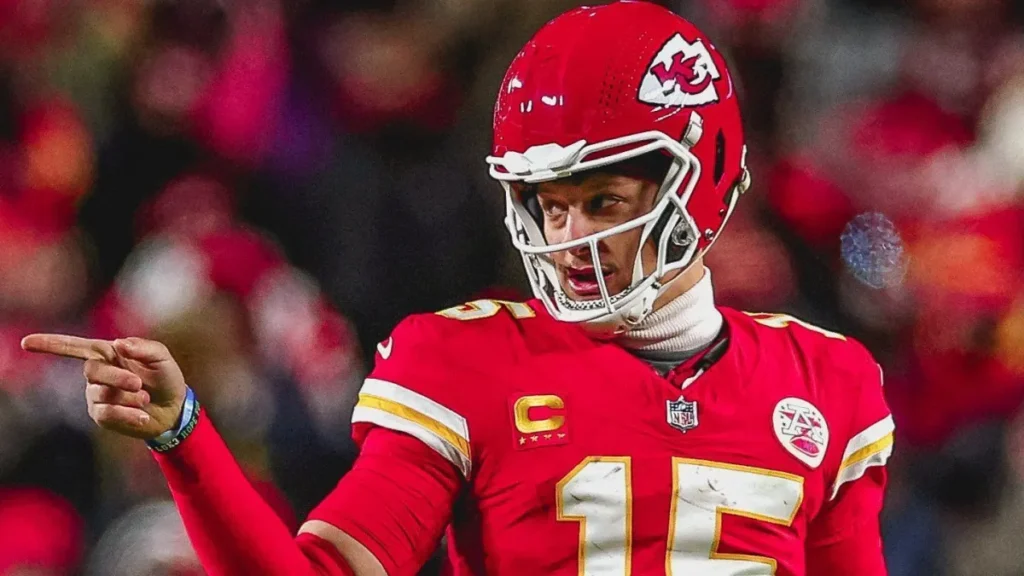 Patrick Mahomes desembarca no Brasil e fãs transformam aeroporto em festa da NFL; Veja vídeo