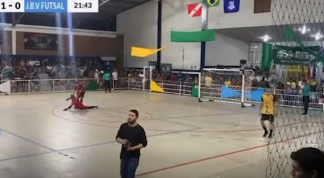 Goleiro defende pênalti e morre em quadra durante torneio no Pará; Veja vídeo