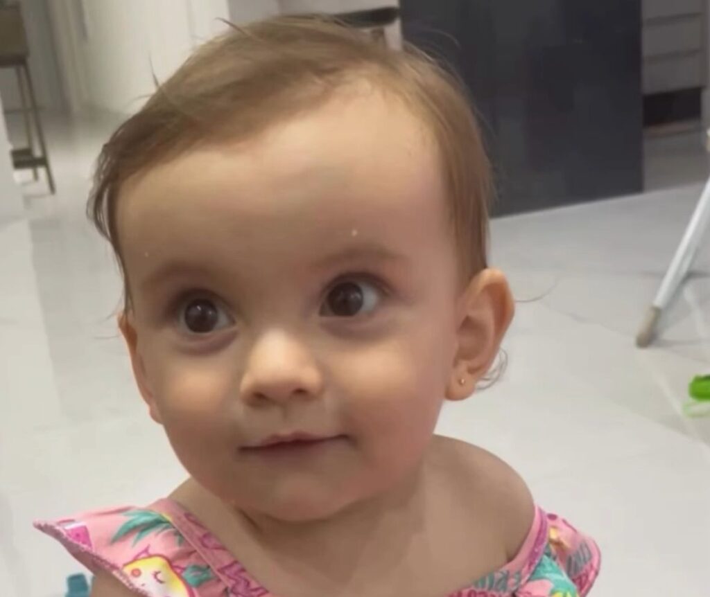 Garotinha viraliza ao imitar o Pato Donald com perfeição e surpreende a família; Veja vídeo