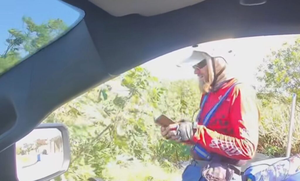 Russo pedala pela América Latina, é parado por brasileiro e acaba ganhando casa, amigos e passeio de barco; Veja vídeo