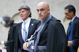 Moraes e Fux: risadas em evento do STJ geram polêmica no julgamento de Bolsonaro; Veja vídeo