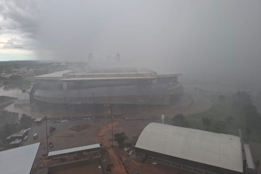 Cuiabá: tempestade de areia seguida por chuva causa transtornos