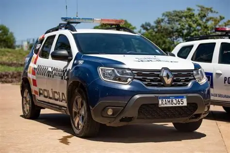 Homem ameaça colegas com facão após discussão em alojamento