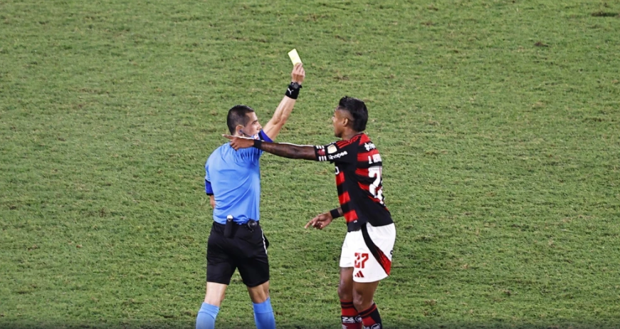 Bruno Henrique acusa árbitro de influenciar jogo da Libertadores