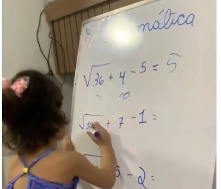 Criança de 4 anos impressiona com inteligência e recordes