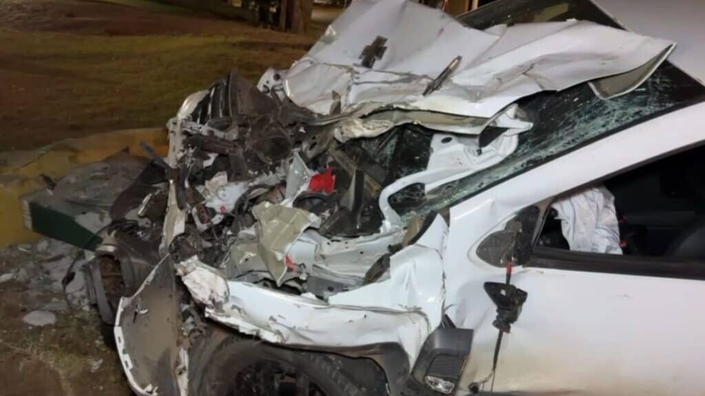 Grave colisão em Sinop deixa 3 feridos e causa queda de poste