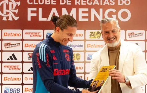 Filipe Luís completa 1 ano no Flamengo e é homenageado no Ninho do Urubu