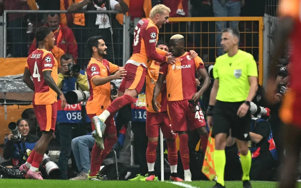 Torcida do Galatasaray agita noite em Istambul antes de jogo contra Liverpool