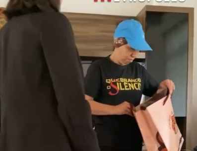 Madrinha com câncer ganha peruca feita com cabelos da afilhada