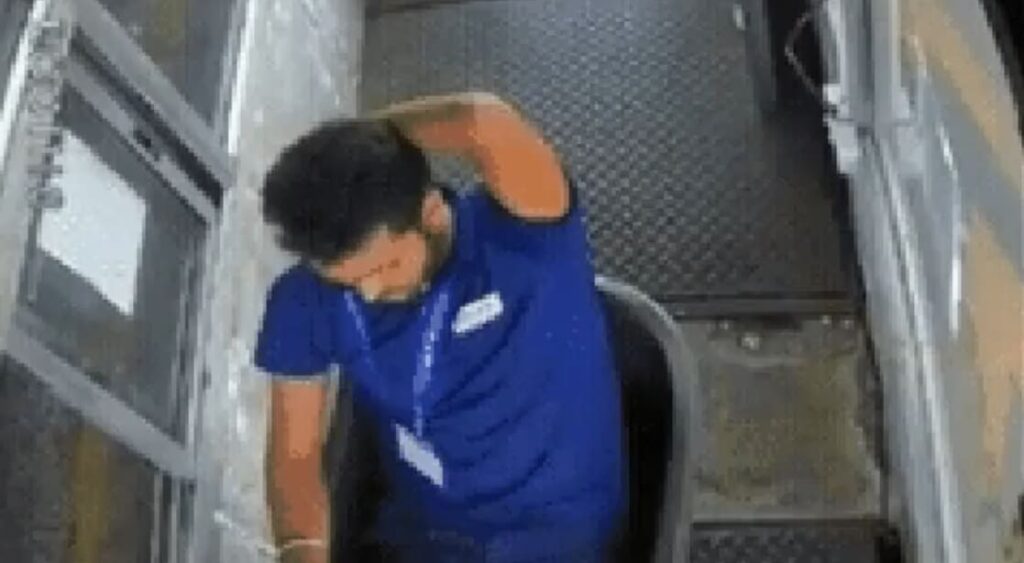 Pneu de caminhão explode e destrói cabine de pedágio na Índia