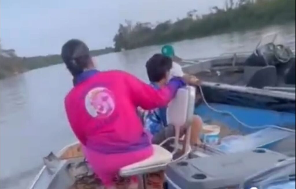 Pescadores viram barco e transformam perrengue em risadas