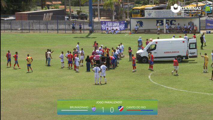 Árbitro desmaia em campo após apitar jogo do Corinthians