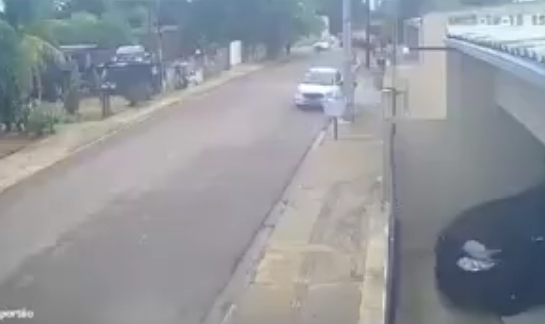 Adolescente de 15 anos destrói muro de casa ao perder controle de carro