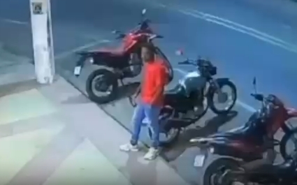 Acidente grave em MT: motociclista atropela pedestre e foge