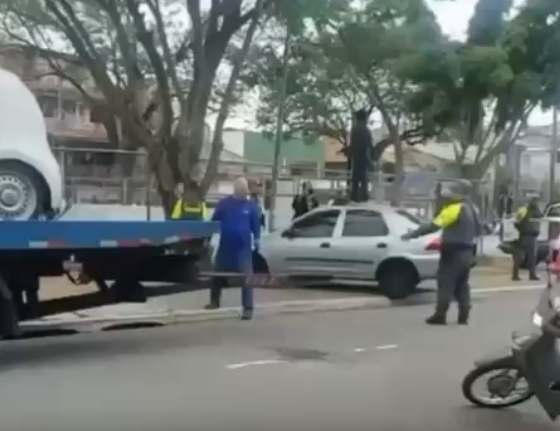 Mulher sobe em carro para evitar apreensão em fiscalização de trânsito