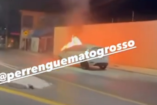 Carro pega fogo em Várzea Grande e assusta moradores
