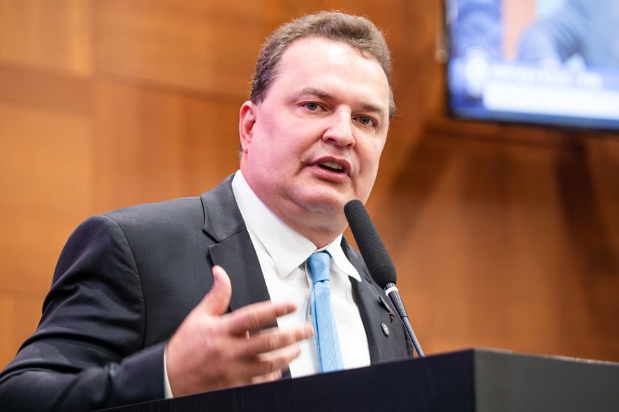 Max Russi cobra empenho de emendas e ameaça acionar Justiça