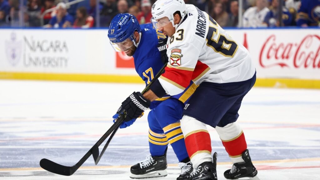 Briga na NHL: Brad Marchand destrói capacete de Rasmus Dahlin em confronto
