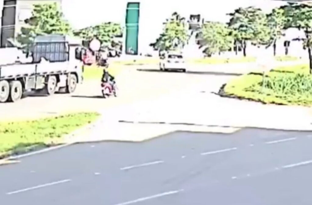 Motociclista fica ferida após colisão com caminhão na BR-163 em Sinop