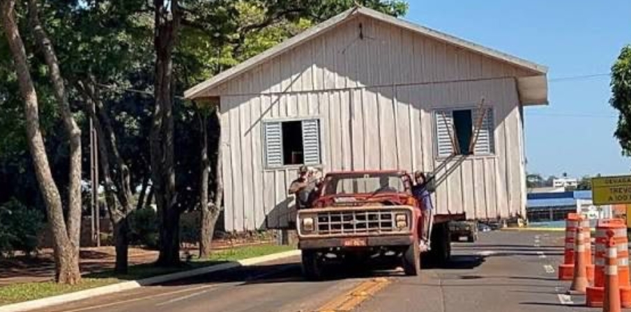 Casa inteira é transportada por caminhão em trajeto de 15 km no Paraná
