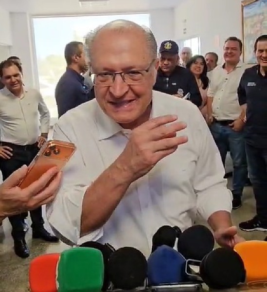 Alckmin usa bom humor para tentar reter deputado do PSB em MT