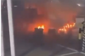 Kombi pega fogo em estacionamento de supermercado em Cuiabá