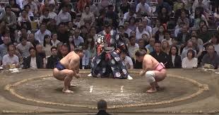 Lutador japonês vence com golpe raríssimo no sumô