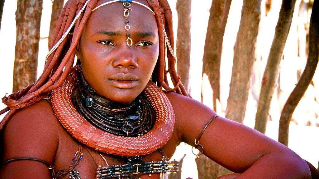 Povo Himba: tradições ancestrais e a beleza avermelhada no deserto