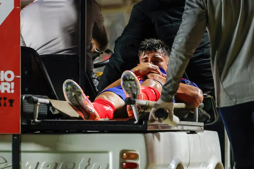 Atacante Sanabria chora em campo após lesão e preocupa torcida