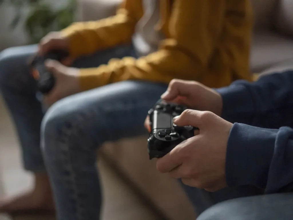 Gamer mirim joga até o amanhecer em setup improvisado