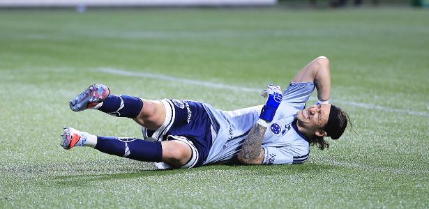 Goleiro é atingido por garrafa em jogo e partida é interrompida