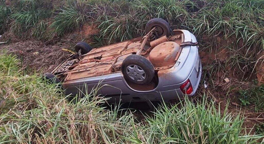 Sinop: condutor perde controle, carro sai de pista e cai em vala de escoamento