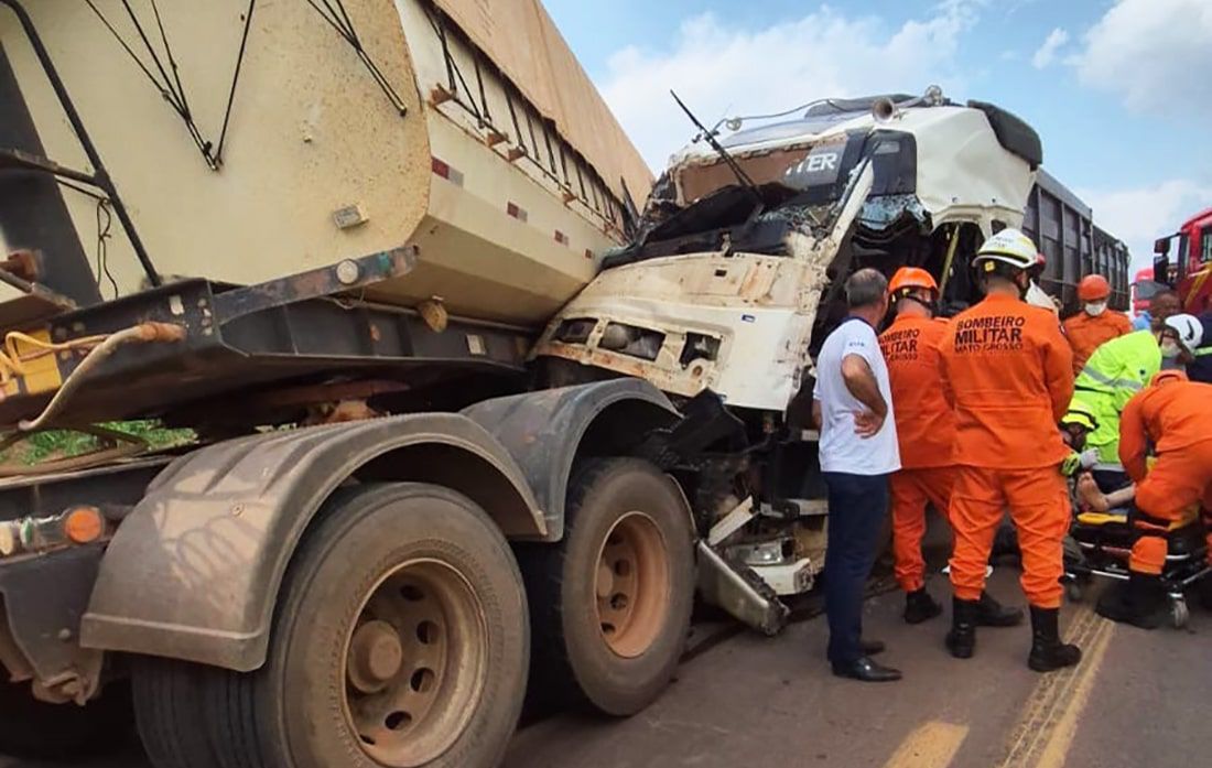 Sinop: motorista fica preso às ferragens após grave acidente entre carretas na BR-163