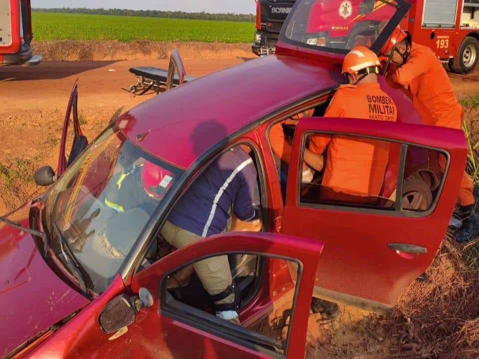 Mulher fica ferida após carro capotar em vala em Sinop