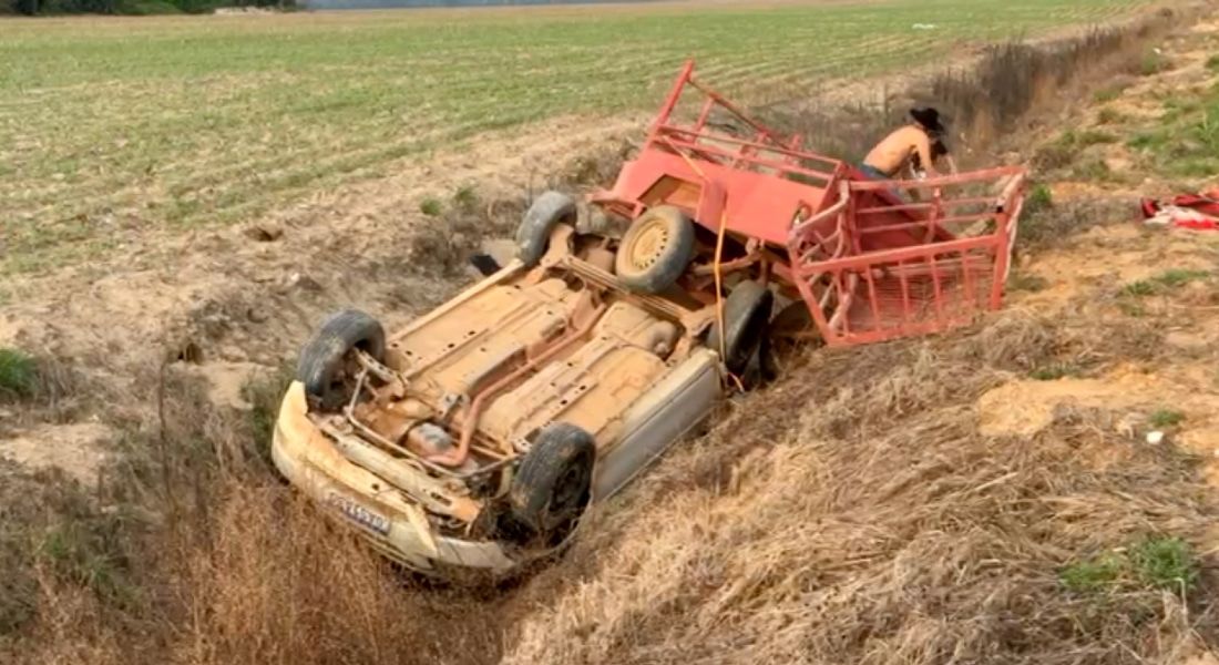 Carro capota e cai em vala entre Sinop e Cláudia