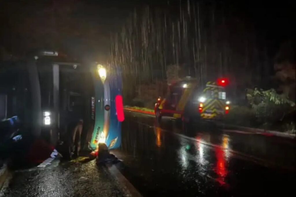 Ônibus de MT tomba em Goiás e deixa 3 mortos