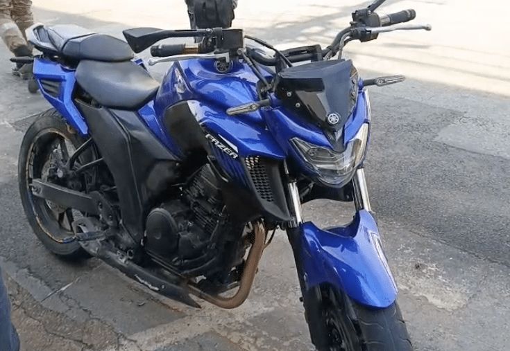 Sinop: motociclista quebra o pé em colisão com carro em rotatória