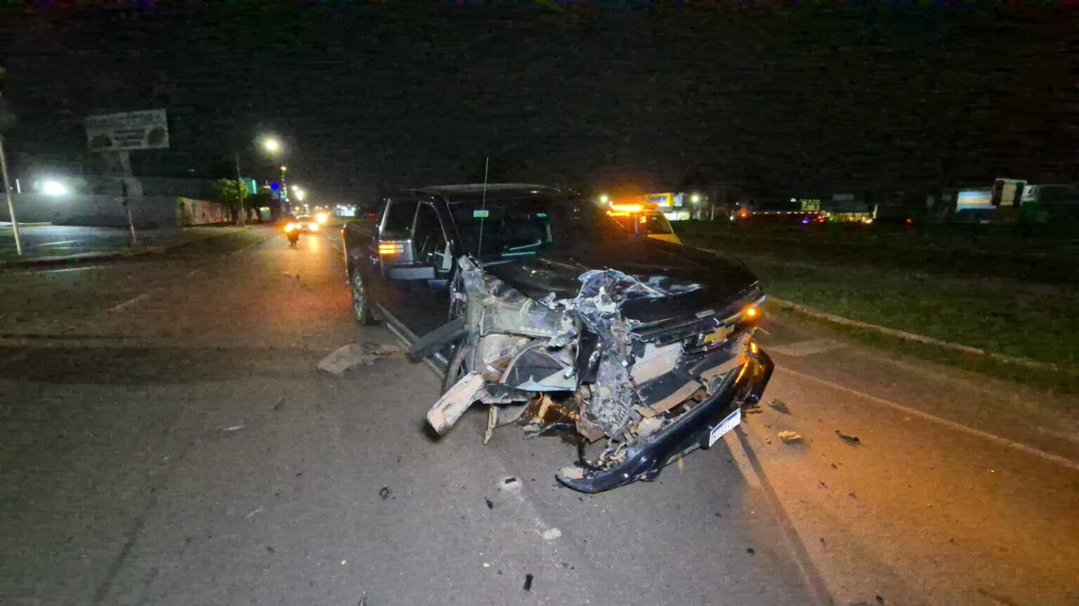Caminhonete tem roda arrancada em violenta colisão com caminhão em Sinop