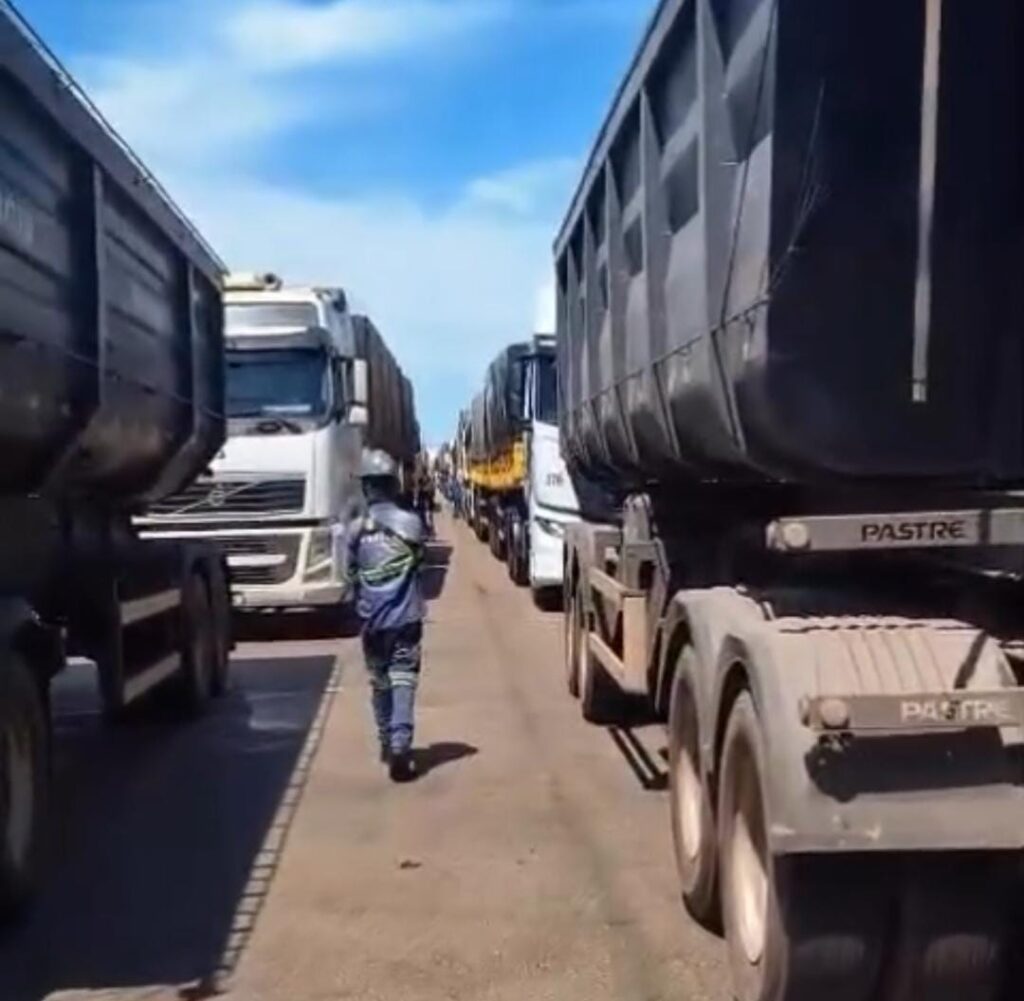 Tumulto em terminal de Rondonópolis: funcionário e caminhoneiros discutem