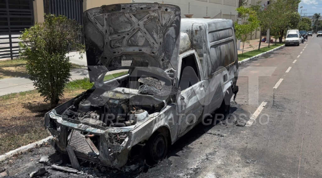Fiorino pega fogo e é destruída em Rondonópolis; ninguém se feriu