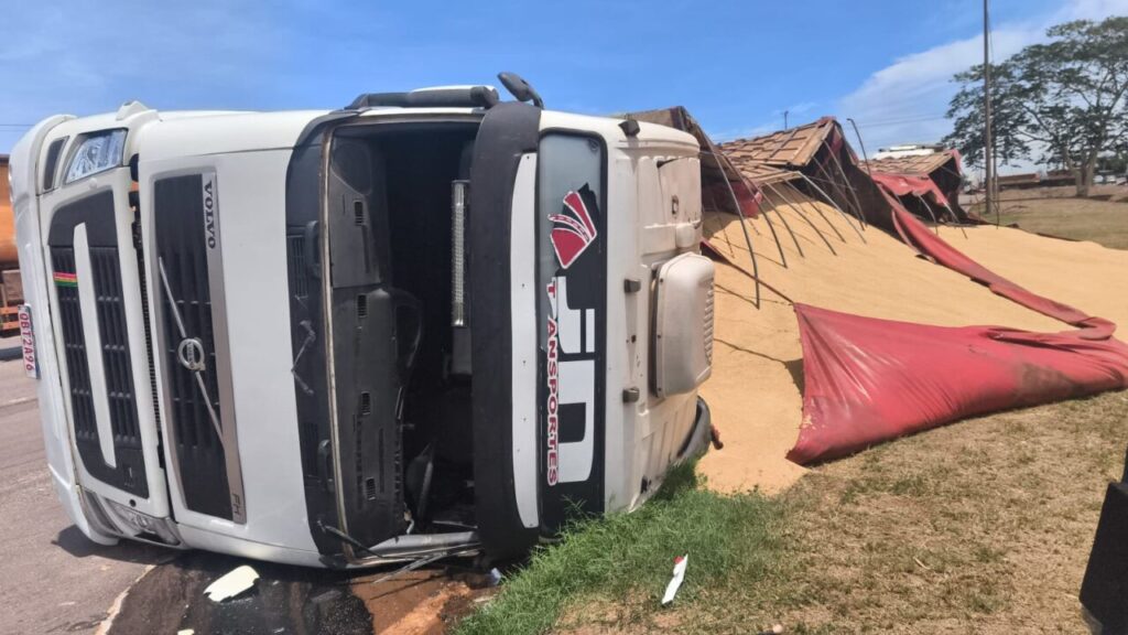 Carreta com farelo de soja tomba e interdita pista na BR-364 em Rondonópolis