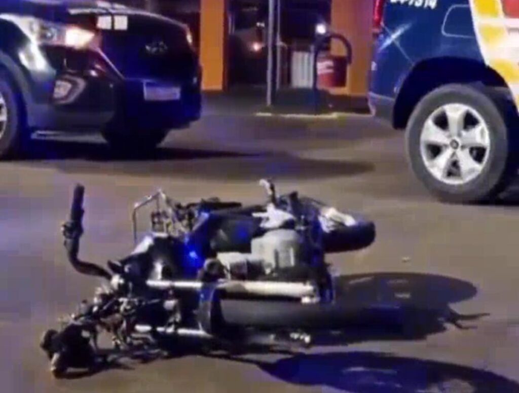 Motociclista avança sinal vermelho e causa acidente em Rondonópolis