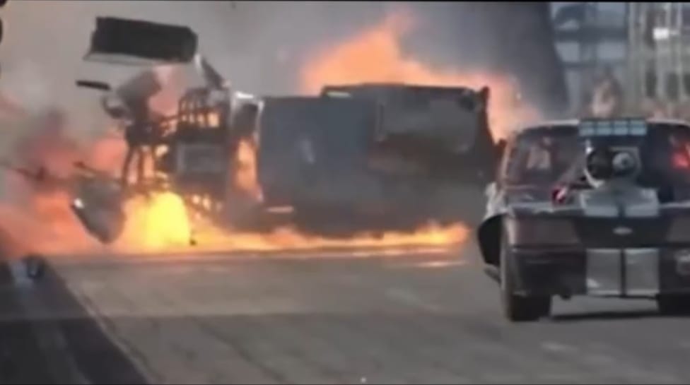 Piloto sai ileso após carro capotar e pegar fogo em evento