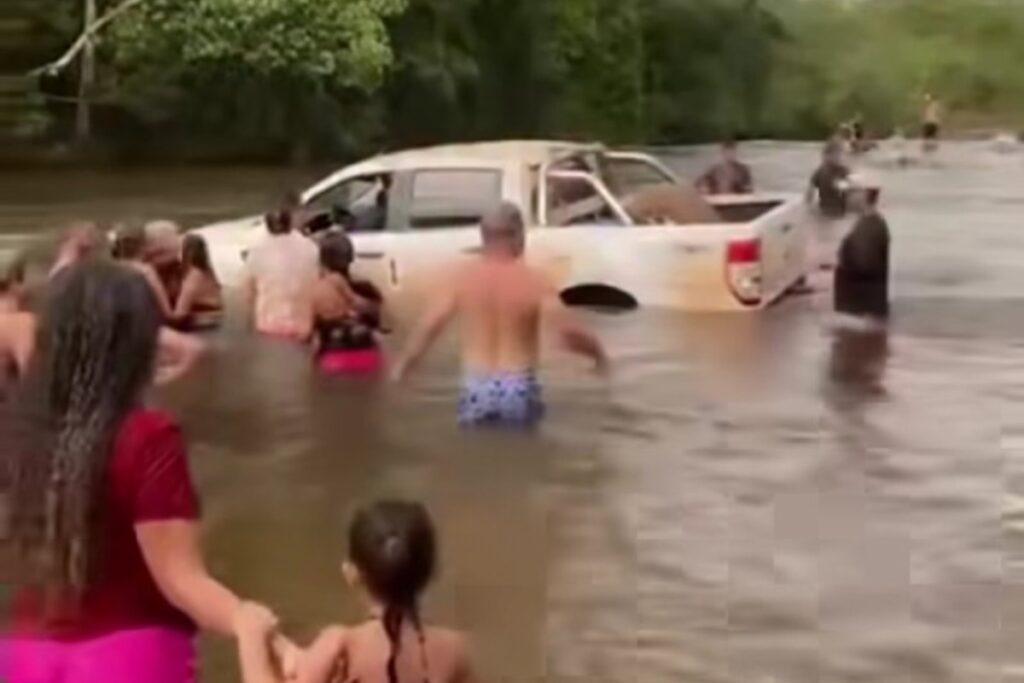 Caminhonete invade cachoeira em MT e atinge banhista